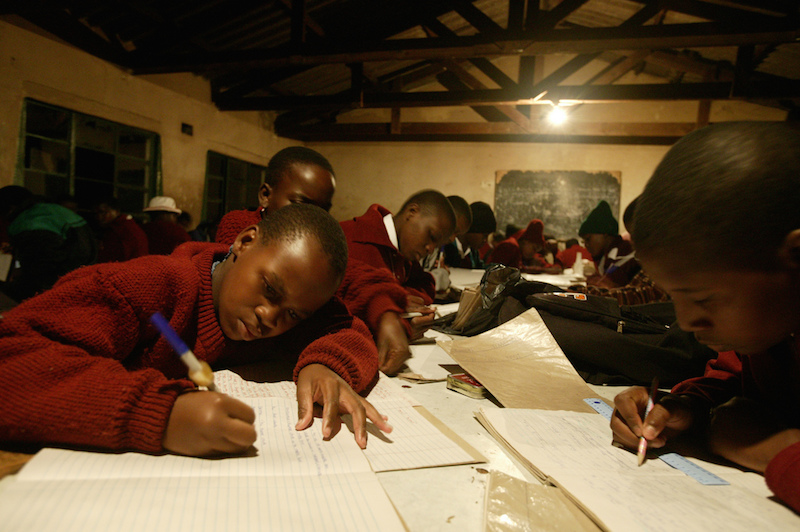 Zajęcia w szkole w Zimbabwe. Dzięki zbudowaniu małej elektrowni wodnej na okolicznej rzece, placówka może działać również po zmroku. W ten sposób dzieciom łatwiej pogodzić obowiązki domowe i naukę. Zdjęcie: Practical Action