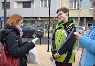 fot. CEO - Młodzi Obywatele w trakcie przeprowadzania ankiet z mieszkańcami Sochaczewa